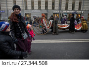Артисты развлекают людей на Тверской улице в новогодние праздники во время ежегодного фестиваля "Путешествие в Рождество" в городе Москве, Россия (2018 год). Редакционное фото, фотограф Николай Винокуров / Фотобанк Лори