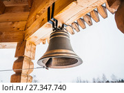 Новый церковный колокол на колокольне деревянной церкви. Стоковое фото, фотограф Алёшина Оксана / Фотобанк Лори