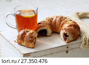 Viennese pie filled with apples and currants and a cup of tea on the table. Стоковое фото, фотограф Марина Володько / Фотобанк Лори