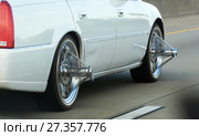 New trend in custom wheels involves spokes, called pokes or “texas wire wheels”, that jut out more than a foot, similar to James Bond’s wheel-mounted cutting saws (2018 год). Стоковое фото, фотограф Ирина Кожемякина / Фотобанк Лори