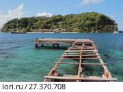 Полуразрушенный пирс и остров Янг-Айленд (Young Island). Кингстаун, Сент-Висент (2017 год). Стоковое фото, фотограф Вадим Хомяков / Фотобанк Лори