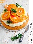 Fresh tangerine cake with cream cheese frosting. Стоковое фото, фотограф Зоряна Ивченко / Фотобанк Лори