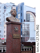 Липецк. Памятник И.В. Сталину около офиса КПРФ (вид со стороны улицы Плеханова) (2017 год). Редакционное фото, фотограф Илюхина Наталья / Фотобанк Лори