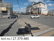 Пешеходный переход на Большой Москворецкий мост чере Лубочный переулок (2017 год). Редакционное фото, фотограф Дмитрий Неумоин / Фотобанк Лори