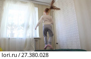 Веселая рыжеволосая девочка прыгает на батуте. Стоковое видео, видеограф Олег Хархан / Фотобанк Лори