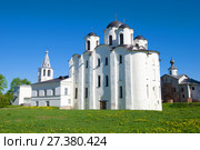 Никольский собор (1113 г.) на Ярославовом Дворище солнечным майским днем. Великий Новгород, Россия (2017 год). Стоковое фото, фотограф Виктор Карасев / Фотобанк Лори