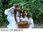 Мама с дочкой пьют старинный русский напиток сурью. Стоковое фото, фотограф Марина Володько / Фотобанк Лори