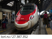 Скоростной поезд ETR 600 Frecciargento компании Trenitalia крупным планом. Центральный железнодорожный вокзал Милана. Италия (2017 год). Редакционное фото, фотограф Виктор Карасев / Фотобанк Лори