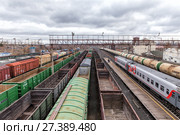 Freight and passenger trains at the main railway station. Богданович. Россия (2017 год). Редакционное фото, фотограф Евгений Ткачёв / Фотобанк Лори