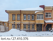 Томск. Усадьба купца Акулова. Жилой дом с балконом. Дом, где жила Лидия Делекторская - секретарь, возлюбленная и наследница Анри Матисса. Улица Кузнецова (Черепичная), 20 а (2018 год). Редакционное фото, фотограф Алексей Шаповалов (Стерх) / Фотобанк Лори