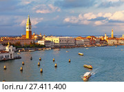 Italy. Venice. View of the Piazzetta San Marco, the Doge's Palace and Bell Tower Companile from the water of the Giudecca Canal at sunset (2016 год). Стоковое фото, фотограф Виктория Катьянова / Фотобанк Лори
