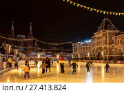 Люди на катке на Красной площади в Москве вечером, Россия (2017 год). Редакционное фото, фотограф Наталья Волкова / Фотобанк Лори