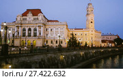 Illuminated City Hall on Oradea embankment in twilight, Romania (2017 год). Стоковое видео, видеограф Яков Филимонов / Фотобанк Лори