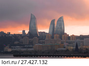 Пламенные башни в городском пейзаже на закате. Баку, Азербайджан (2018 год). Стоковое фото, фотограф Виктор Карасев / Фотобанк Лори