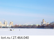 Екатеринбург. Рыбаки на Городском пруду возле ККТ "Космос" (2015 год). Редакционное фото, фотограф Светлана Зотеева / Фотобанк Лори
