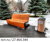 Уличные скамейки в сквере на Семеновской площади. Район Соколиная Гора. Город Москва (2017 год). Стоковое фото, фотограф lana1501 / Фотобанк Лори