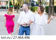 Young woman is resentmenting because her boyfriend was stared on other girl. Стоковое фото, фотограф Яков Филимонов / Фотобанк Лори