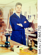 Guy displaying his workplace and tools at workshop. Стоковое фото, фотограф Яков Филимонов / Фотобанк Лори