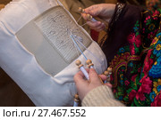 Крупным планом коклюшки для плетения кружевного орнамента и руки мастерицы (2017 год). Редакционное фото, фотограф Николай Винокуров / Фотобанк Лори