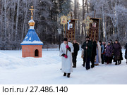 Православный народ идет крестным ходом вокруг церкви. Город Заводоуковск (2018 год). Редакционное фото, фотограф Анатолий Матвейчук / Фотобанк Лори