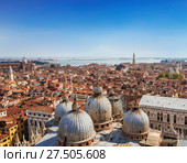 Панорамный вид на крыши Венеции с вершины колокольни Святого Марка (San Marco Campanile) базилики Святого Марка в Венеции, расположенной на площади Сан-Марко в Венеции, Италия, (2017 год). Стоковое фото, фотограф Наталья Волкова / Фотобанк Лори