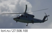 Helicopter flying in cloudy sky. Стоковое видео, видеограф Михаил Коханчиков / Фотобанк Лори