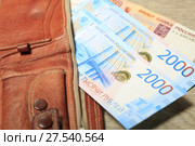 Купюры номиналом две тысячи рублей в кошельке крупным планом. Стоковое фото, фотограф Яна Королёва / Фотобанк Лори