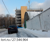 Многоярусный паркинг. Открытое шоссе, 30а. Район Метрогородок. Город Москва (2018 год). Редакционное фото, фотограф lana1501 / Фотобанк Лори