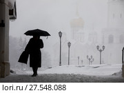 Женщина идет по территории Московского кремля на фоне Архангельского собора во время аномального снегопада в центре города Москвы, Россия, 4 февраля 2018. Стоковое фото, фотограф Николай Винокуров / Фотобанк Лори