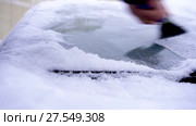 Removing snow from car with a brush. Стоковое видео, видеограф Игорь Кузнецов / Фотобанк Лори