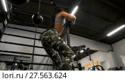 Sport girl with dark hair doing squatting at gym. Стоковое видео, видеограф Игорь Кузнецов / Фотобанк Лори