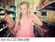 Teenage girl is advised by phone what pasta she should buy. Стоковое фото, фотограф Яков Филимонов / Фотобанк Лори