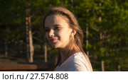 Girl is posing on camera. Стоковое видео, видеограф Roman Larchikov / Фотобанк Лори