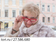 Женщина в шубке смотрит поверх очков. Стоковое фото, фотограф Александр Щепин / Фотобанк Лори