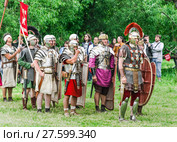 Римский центурион и военачальники римского легиона. Международный фестиваль "Времена и эпохи" в парке "Коломенское" (2017 год). Редакционное фото, фотограф Алёшина Оксана / Фотобанк Лори