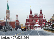 Уборка снега в Москве на Красной площади после снегопада, Россия (2018 год). Редакционное фото, фотограф Елена Коромыслова / Фотобанк Лори