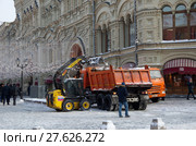Уборка снега в Москве на Никольской улице после сильного снегопада, Россия (2018 год). Редакционное фото, фотограф Елена Коромыслова / Фотобанк Лори