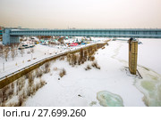 Вид на самый длинный в мире крытый метромост и Михайловскую набережную с Октябрьского  моста. Река Обь, Новосибирск, Сибирь, Россия (2018 год). Редакционное фото, фотограф Евгений Мухортов / Фотобанк Лори