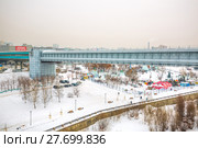 Вид на самый длинный в мире крытый метромост и Михайловскую набережную с Октябрьского  моста. Река Обь, Новосибирск, Сибирь, Россия (2018 год). Редакционное фото, фотограф Евгений Мухортов / Фотобанк Лори