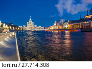Раушская набережная Москвы-реки. Памятник промышленной архитектуры ГЭС-1 и Сталинская высотка на Котельнической набережной (2018 год). Редакционное фото, фотограф Алёшина Оксана / Фотобанк Лори