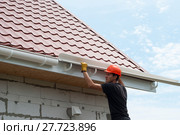 Installation of gutter system. Стоковое фото, фотограф Myroslav Kuchynskyi / Фотобанк Лори