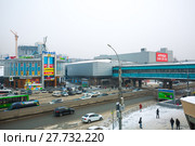 Вид с Октябрьского моста на вход в метро "Речной вокзал", крытый метромост, ресторан Макдональдс. Улица Большевистская, Новосибирск, Сибирь, Россия (2018 год). Редакционное фото, фотограф Евгений Мухортов / Фотобанк Лори