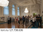 SAINT PETERSBURG, RUSSIA - JUNE 27, 2017: public at Mariinsky Theatre hall, публика в холле Мариинского театра. Редакционное фото, фотограф Короленко Елена / Фотобанк Лори