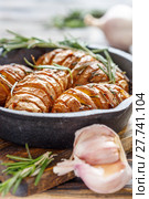 Potatoes in their skins baked with rosemary. Стоковое фото, фотограф Марина Сапрунова / Фотобанк Лори