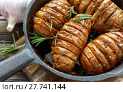 Potatoes in their skins baked with rosemary. Стоковое фото, фотограф Марина Сапрунова / Фотобанк Лори