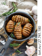 Frying pan with roasted potatoes and rosemary. Стоковое фото, фотограф Марина Сапрунова / Фотобанк Лори