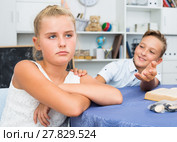 Boy is excusing for the offendedly girl. Стоковое фото, фотограф Яков Филимонов / Фотобанк Лори