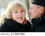 Счастливая пара. Влюблённые мужчина и женщина средних лет зимой на прогулке. Стоковое фото, фотограф Игорь Низов / Фотобанк Лори