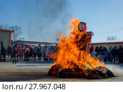 Чучело масленницы объято огнём (2018 год). Редакционное фото, фотограф Иван Карпов / Фотобанк Лори