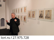 Коллекционер и куратор Борис Фридман проводит экскурсию по залам театральных работ Пабло Пикассо (2018 год). Редакционное фото, фотограф Дмитрий Неумоин / Фотобанк Лори